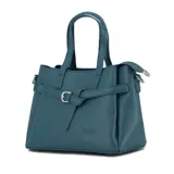 Cartera azul con textura símil cuero, doble asa corta y correa larga desmontable. Tiene una tira horizontal con hebilla decorativa.