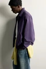 Cazadora regular fit de algodón color violeta, con cuello solapa, cierre frontal de cremallera, bolsillos de vivo en la cadera y acabados elásticos en puños y cintura.
