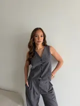 Conjunto de lino gris con diseño a rayas verticales, compuesto por un chaleco sin mangas con botones frontales y un pantalón largo de corte amplio.