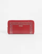 Billetera roja de cuero sintético con diseño rectangular, decorada con tachas metálicas plateadas en los bordes y logo metálico central.