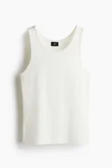 Musculosa de punto acanalado en color blanco, con corte ajustado y cuello redondo.