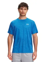 Remera deportiva Under Armour de manga corta, confeccionada en tejido técnico UA Tech™ de secado rápido, ultrasuave y transpirable. Presenta un diseño de textura jaspeada en color azul con el logo de la marca estampado en el pecho.