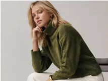 Sweater de cuello alto en color verde musgo, con diseño de tejido de punto suave, corte relajado y terminaciones acanaladas en cuello, puños y cintura.