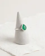 Anillo de plata 925 con piedra natural de esmeralda en forma de gota.