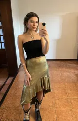 Top color crudo, sin mangas, con frunces en el busto y volados en el ruedo.