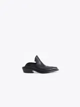 Zueco de cuero vacuno color negro, con diseño de estilo western y bordados decorativos en la capellada. Presenta punta cuadrada y taco bajo de 4 cm.