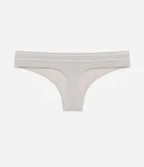 Bombacha tipo bikini de corte clásico, confeccionada en poliamida seamless con textura sutil. Presenta un diseño minimalista y cómodo con forro de algodón, ideal para uso diario.