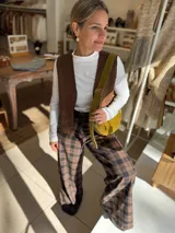 Pantalón de corte ancho y tiro alto con estampado a cuadros en tonos marrón y negro.
