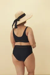 Calzón de bikini negro con cintura alta y detalle de calados horizontales.