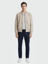 Chaqueta de cuero tipo bomber de la marca Boss, modelo H Muller, en color beige. Cuenta con cierre frontal, cuello, puños y dobladillo en rib elástico acanalado.