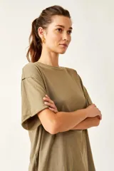 Remera de tela liviana con caída fluida, de calce oversize, con escote redondo, mangas cortas con puño enrollado, hombros caídos y ruedo curvo.