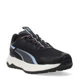Championes de trail running Puma modelo Extend Lite, color negro con detalles en celeste y rosado. Presentan suela de goma con tacos para mayor tracción, mediasuela de EVA para amortiguación y cierre con cordones.