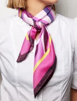 Pañuelo cuadrado de satén estampado con diseño geométrico en tonos rosa, violeta, blanco, amarillo y marrón.
