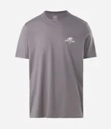 Remera gris de manga corta con cuello redondo, confeccionada en algodón peruano. Presenta un pequeño estampado en el pecho con diseño de ola y la inscripción 'Good Times Sun & Chill Club'.