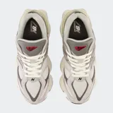 Championes urbanos New Balance modelo 9060, color gris con detalles en blanco, confeccionados en gamuza y malla, con logo "N" característico en los laterales y entresuela con tecnología ABZORB y SBS.