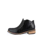 Botín de cuero negro con textura croco en el talón y cierre frontal con cremallera. Tiene forro de cuero, plantilla anatómica, suela de goma antideslizante y taco foliado de 2.5 cm.