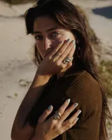 Anillo plateado de bronce, alpaca y plata 925, con forma irregular y textura rústica.