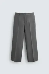Pantalón de corte wide fit confeccionado en tejido fluido con viscosa. Presenta bolsillos delanteros, bolsillos traseros de vivo, cierre frontal con cremallera y botón, y trabillas para cinturón.