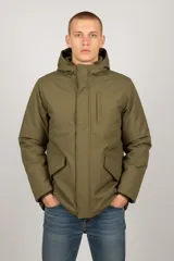 Campera verde militar de poliéster con capucha, cierre frontal, bolsillos laterales con solapa y un bolsillo vertical con cierre en el pecho.