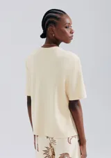 Camiseta básica de manga corta con cuello redondo acanalado, confeccionada en tejido de algodón de corte holgado.