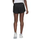 Short deportivo Adidas negro con ribetes blancos, cintura elástica con cordón ajustable y logo de la marca en la pierna. Incorpora calzas interiores y tecnología Aeroready para absorción de la humedad.