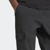 Pantalón cargo negro de tejido plano, con cintura elástica ajustable con cordón, bolsillos laterales y bolsillos cargo con logo Adidas Trifolio en blanco.