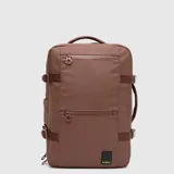 Mochila de viaje Bubba color marrón, con diseño funcional de gran capacidad. Cuenta con múltiples compartimentos con cierre, correas de ajuste laterales y compartimento acolchado para laptop. Fabricada en material impermeable.