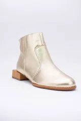 Botín de cuero dorado con punta fina y taco bajo cuadrado de madera.