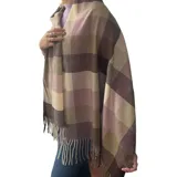 Bufanda rectangular de tejido afelpado con diseño de cuadros en tonos rosado, gris y beige. Presenta terminaciones con flecos en los extremos.