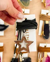 Gargantilla choker de gamuza negra con dije de estrella plateada y cuentas plateadas.