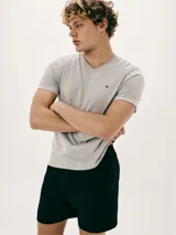 Pijama de hombre compuesto por una remera azul de manga corta con cuello en V y un short azul marino.