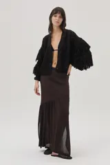 Cárdigan de tejido de punto negro con lurex de colores, detalles calados, trenzas tejidas y flecos en mangas y espalda.