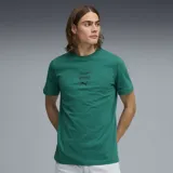 Remera de algodón color verde, con cuello redondo y mangas cortas. Presenta estampado frontal con los logotipos de Aston Martin, Aramco y Puma en color negro.