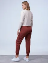 Pantalón jogger color beige, marca Zac & Rachel, con pretina ancha elastizada, lazo de ajuste, bolsillos delanteros y puños elastizados en los tobillos.