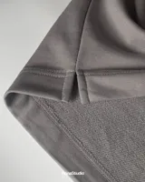 Conjunto de dos piezas compuesto por remera de corte oversize y bermuda a juego, confeccionado en algodón premium de alto gramaje. La remera presenta cuello redondo y estampado frontal con efecto desgastado, mientras que la bermuda cuenta con cintura elástica con cordón ajustable y diseño minimalista.