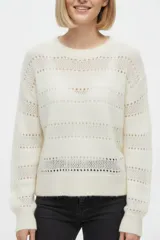 Sweater de poliamida color blanco, de corte holgado, con cuello redondo y diseño calado a rayas horizontales.