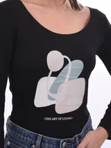 Remera negra de mangas largas con cuello redondo y estampado abstracto en tonos celeste, gris y blanco.