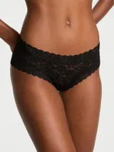 Panty tipo cheeky de encaje negro, tiro bajo y diseño con bordes festoneados.