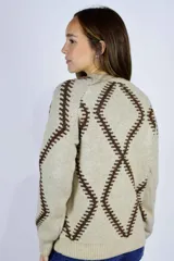 Buzo de punto color beige con diseño geométrico de rombos en marrón, cuello redondo y mangas largas.
