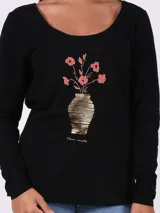 Remera negra de manga larga con cuello redondo y estampado de un jarrón con flores.