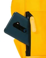 Mochila urbana Cabaia modelo Adventurer, color amarillo, con diseño de apertura amplia, asas superiores reforzadas, bolsillo frontal con cierre y parche de cuero sintético con logo de la marca.