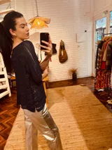 Remerón tejido en lurex azul metálico, de corte holgado y mangas 3/4.