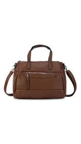 Cartera de mano y hombro color beige, de material símil cuero, con forma estructurada y redondeada. Posee dos asas cortas superiores y una correa larga ajustable y desmontable. Cuenta con un bolsillo exterior con cierre en la parte frontal.