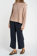 Sweater de algodón color azul, de punto grueso, con cuello redondo y mangas largas.