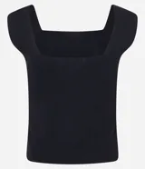 Blusa sin mangas de punto, color negro, con escote cuadrado y breteles anchos. Presenta un diseño ajustado al cuerpo y escote cuadrado en la espalda.