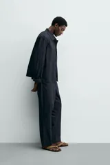 Pantalón straight fit color negro, confeccionado en popelín de algodón, con cintura elástica y bolsillos frontales.