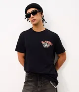 Remera negra de algodón con cuello redondo, manga corta y gran estampa en la espalda con diseño de Foo Fighters en tonos rojos y blancos.