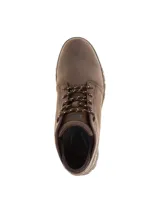 Bota de caña media Caterpillar, confeccionada en cuero nubuck color marrón. Presenta cierre de cordones, logo de la marca grabado en el lateral y en la lengüeta, y suela de goma dentada para mayor tracción.