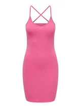 Vestido corto ajustado color rosa fuerte (carmine rose), con escote en V y tirantes finos cruzados en la espalda.