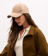 Gorra de feltro con ala curva y ajuste trasero mediante velcro. Diseño liso y minimalista.